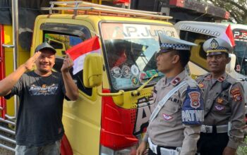 Tugu Tank Gerung Jadi Titik Patriotisme: Polantas Bagikan Bendera Merah Putih