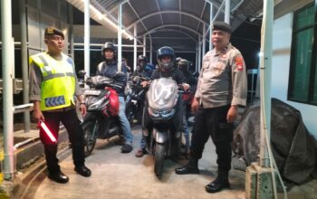 Personel Polsek KP3 Poto Tano Laksanakan Pemantauan Aktivitas Penyeberangan di Pelabuhan Poto Tano