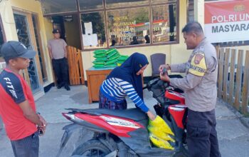 Polsek Hu’u Gelar Gerakan Pangan Murah dan Bagikan Bendera Merah Putih Sambut HUT RI ke-80