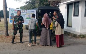 Babinsa Turida Dampingi GPM, Warga Serbu Beras Murah