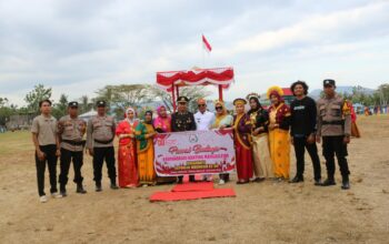 Bhayangkari Ranting Manggelewa Beri Warna di Pawai Budaya & Upacara Penurunan Bendera HUT RI ke-80