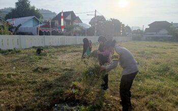 Bhabinkamtibmas Kelurahan Bugis melaksanakan gotong royong memperkuat kebersamaan meningkatkan kepedulian sosial