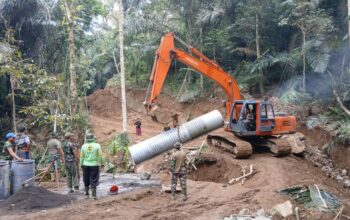 Sinergi TNI dan Warga, Plat Baja Kokohkan Jalan Desa