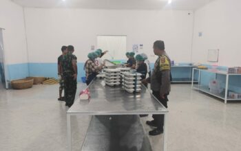 BHABINKAMTIBMAS DESA TERATAK DAMPINGI PENYALURAN PROGRAM MAKANAN BERGIZI GRATIS DI WILAYAH BINAAN