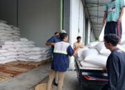 Polsek Gerung Kawal Distribusi 3,4 Ton Jagung Petani ke Bulog Mataram