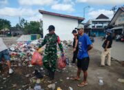 Bersama Warga, Babinsa Sesela Gerakkan Aksi Peduli Lingkungan