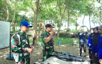 Anggota Kodim 1606 Mataram Latih Menwa UMMAT Disiplin Lewat Senjata SS1