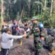 Dua Kades Kompak Turun Tangan Bangun Jembatan TMMD ke-126 Kodim 1606 Mataram