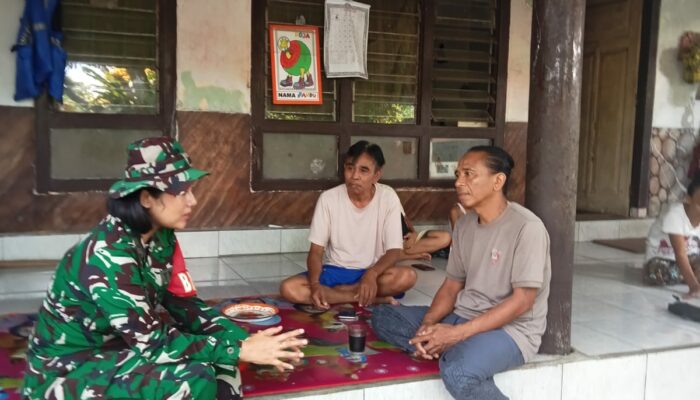 Komsos Babinsa Perempuan Pertama NTB Hangatkan Warga Karang Bayan
