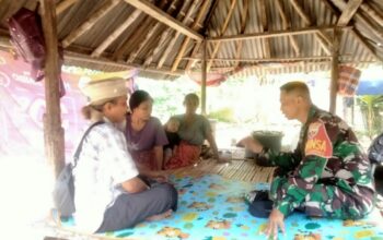 Kehangatan Babinsa di Tengah Dingin Cuaca Ekstrem Desa Langko