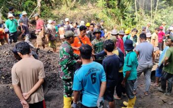 Gotong Royong Penuh Canda, Babinsa dan Polisi Bawa Tuak Manis