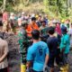 Gotong Royong Penuh Canda, Babinsa dan Polisi Bawa Tuak Manis