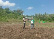 Bhabinkamtibmas Rababaka Dukung Ketahanan Pangan Lewat Pendampingan Petani