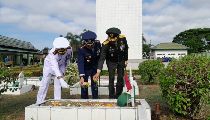 Tabur Bunga di TMP Majeluk Warnai Peringatan HUT TNI