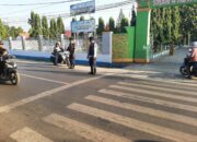 Sat Samapta Polres Bima Kota Laksanakan Gatur Lalin Pagi di Titik Rawan Macet dan Layani Anak Sekolah Menyeberang Jalan