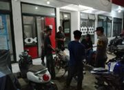 Jaga Situasi Aman, Personel Polsek Maluk Sambangi Tempat Nongkrong Warga saat Patroli Malam