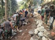 Satgas TMMD Ke-126 dan Warga Bangun Talud Penguat Jalan