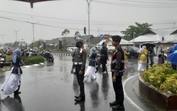 Meski Diguyur Hujan, Personel Polres Sumbawa Barat tetap Profesional amankan Jalannya Kegiatan.