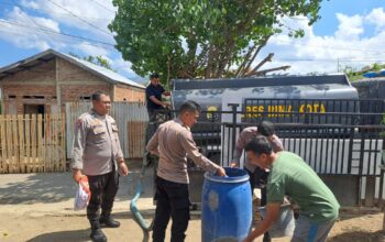 Sat Binmas Polres Bima Kota Laksanakan Kegiatan Pembagian Air Bersih untuk Warga Kelurahan Dara