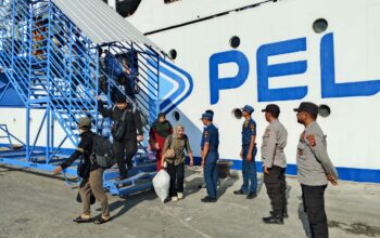 Polsek Kawasan Pelabuhan Laut Bima Laksanakan Pengamanan Kedatangan dan Keberangkatan Kapal KM. Awu di Pelabuhan Bima