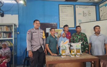 Bhabinkamtibmas Rhee Kawal Distribusi Bantuan Pangan Kemensos untuk 190 KPM