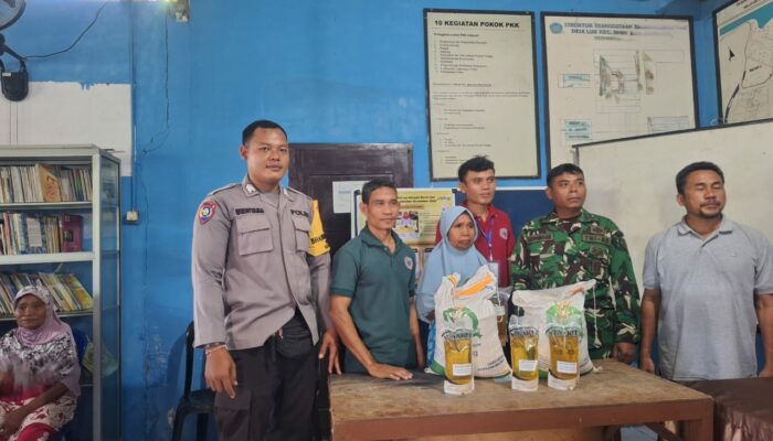 Bhabinkamtibmas Rhee Kawal Distribusi Bantuan Pangan Kemensos untuk 190 KPM