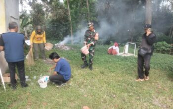 Babinsa dan Warga Lingsar Gencarkan Aksi Bersih Sarang Nyamuk
