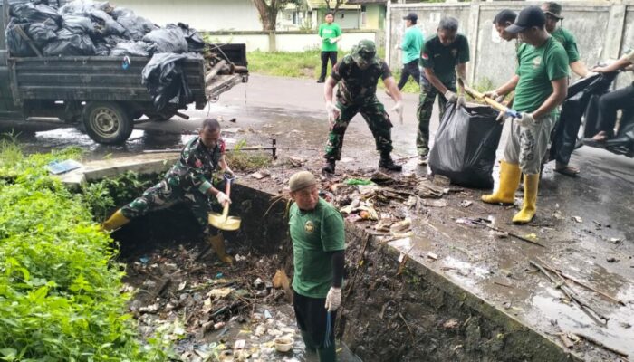 Gotong Royong di Gunungsari, Sinergi TNI dan Warga Jaga Lingkungan