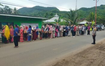BHABINKAMTIBMAS DAN BABINSA DESA SEKONGKANG BAWAH KOMPAK BANTU WARGA DALAM ACARA ADAT “SORONG SERAH”