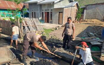 Antisipasi Banjir, Sat Binmas Polres Bima Kota Gelar Aksi Bersih Selokan di Kelurahan Ule
