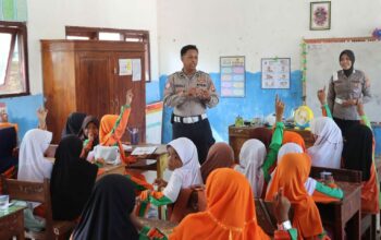 Unit Kamsel Satlantas Polres Bima, Laksanakan Sosialisasi Keselamatan Berlalulintas dan Mengenalkan Tugas Polri di SDN 01 Panda
