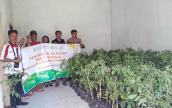 POLSEK SEKONGKANG DAMPINGI (GGM) SUMBAWA BARAT SALURKAN BIBIT TANAMAN DI WILAYAH KECAMATAN SEKONGKANG