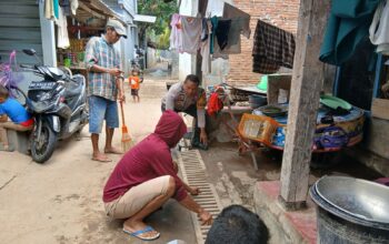 Bhabinkamtibmas Polres Bima Kota Bantu Bersihkan Rumah Warga dan Bagikan Nasi Bungkus Pascabencana Banjir