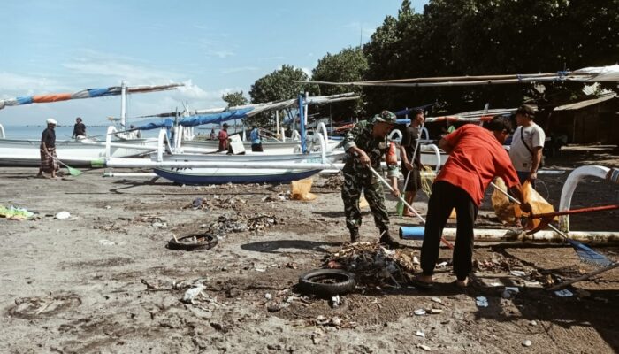 “Satu Langkah Seribu Manfaat”, Babinsa dan Warga Bersatu Jaga Pantai