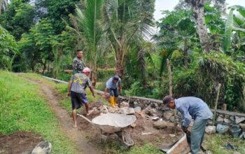 Babinsa Golong Pastikan Proyek Jembatan Tani Berjalan Tepat Sasaran