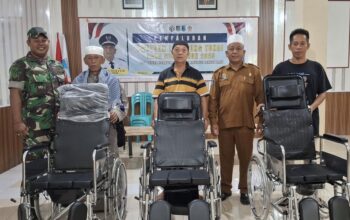 Sentuhan Kepedulian: Babinsa Dampingi Dinsos Salurkan Kursi Roda di Dopang