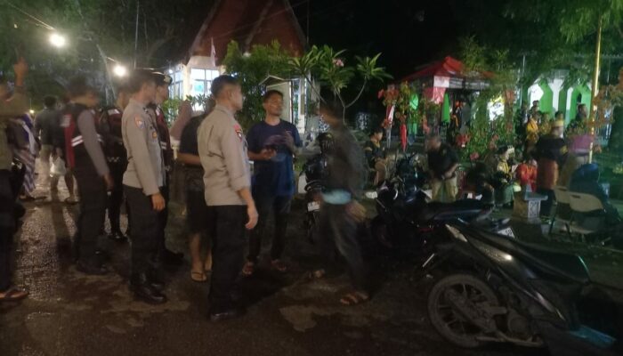 Patroli Blue Light Polsek Rasanae Barat Sampaikan Himbauan Kamtibmas di Festival Warna Warni 2025 Pantai Lawata
