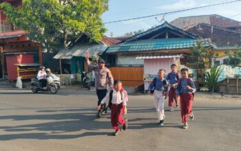 Personel Polsek Rasanae Timur dan Polsubsektor Raba Laksanakan Rawan Pagi, Bantu Anak Sekolah Menyebrang Jalan
