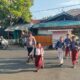 Personel Polsek Rasanae Timur dan Polsubsektor Raba Laksanakan Rawan Pagi, Bantu Anak Sekolah Menyebrang Jalan