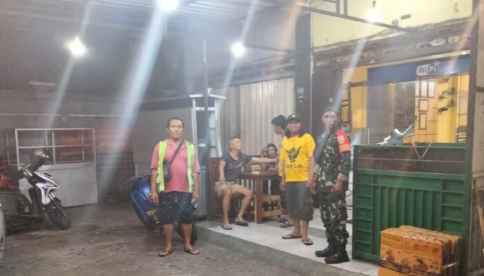 Babinsa Ajak Tukang Parkir Tingkatkan Kewaspadaan Lingkungan