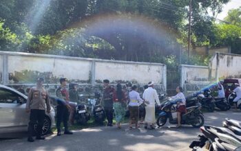 Polsek Sumbawa Kawal Perayaan Hari Raya Galungan di Pura Dalem Ganda Sari