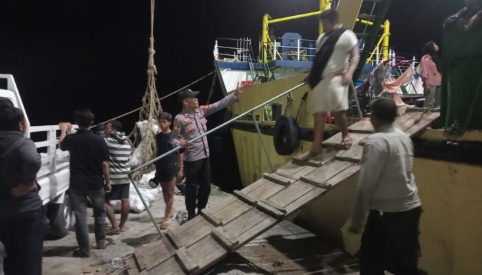 Polsek Kawasan Pelabuhan Laut Bima Gelar Patroli Rutin dan Pemeriksaan Barang Bongkar Muat di Area Pelabuhan Bima