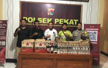 POLSEK PEKAT AMANKAN RATUSAN BOTOL MIRAS DALAM OPERASI PEMBERANTASAN PEREDARAN ILEGAL