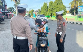 SATLANTAS POLRES DOMPU BERSAMA JASA RAHARJA BAGIKAN HELM SNI UNTUK ANAK-ANAK