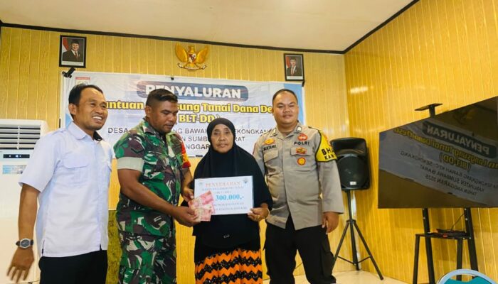 Bhabinkamtibmas Dampingi Penyaluran BLT Dana Desa di Sekongkang Bawah