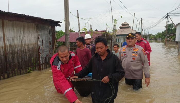 Polri Bantu Warga di Sejumlah Pemukiman Yang Terdampak Banjir di Batuphat Barat