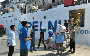 Polsek Kawasan Pelabuhan Laut Bima Amankan Kedatangan KM Wilis yang Lakukan Embarkasi dan Debarkasi Penumpang