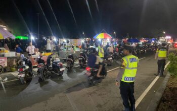 Personel Polsek Taliwang Amankan Konser Musik Rocker Club Sumbawa Barat di Alun-Alun Kota Taliwang