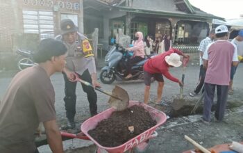 Perkuat Sinergi, Polri dan Warga, Desa Dalam Gelar Gotong Royong