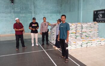 BHABINKAMTIBMAS DESA PENGENJEK LAKUKAN MONITORING PENDISTRIBUSIAN BERAS BANTUAN PEMERINTAH